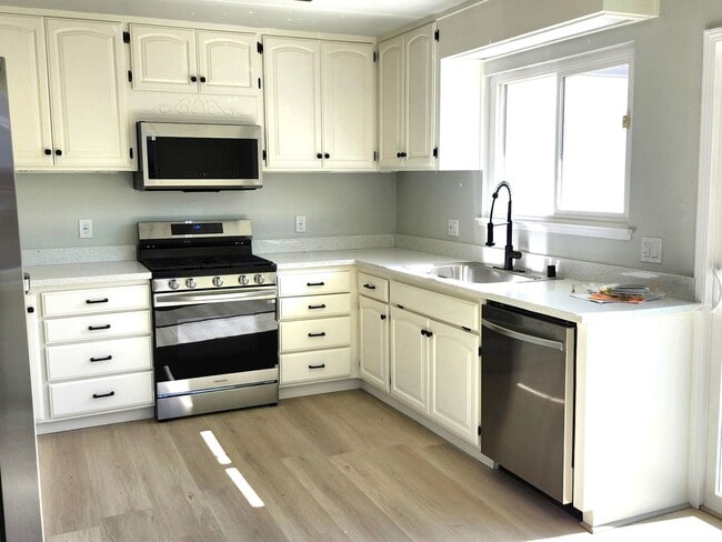 Building Photo - 3/2- Newly Renovated & Energy Efficient in...