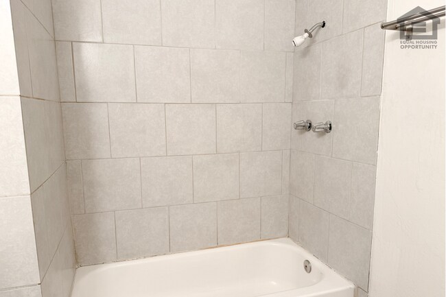 Building Photo - 903