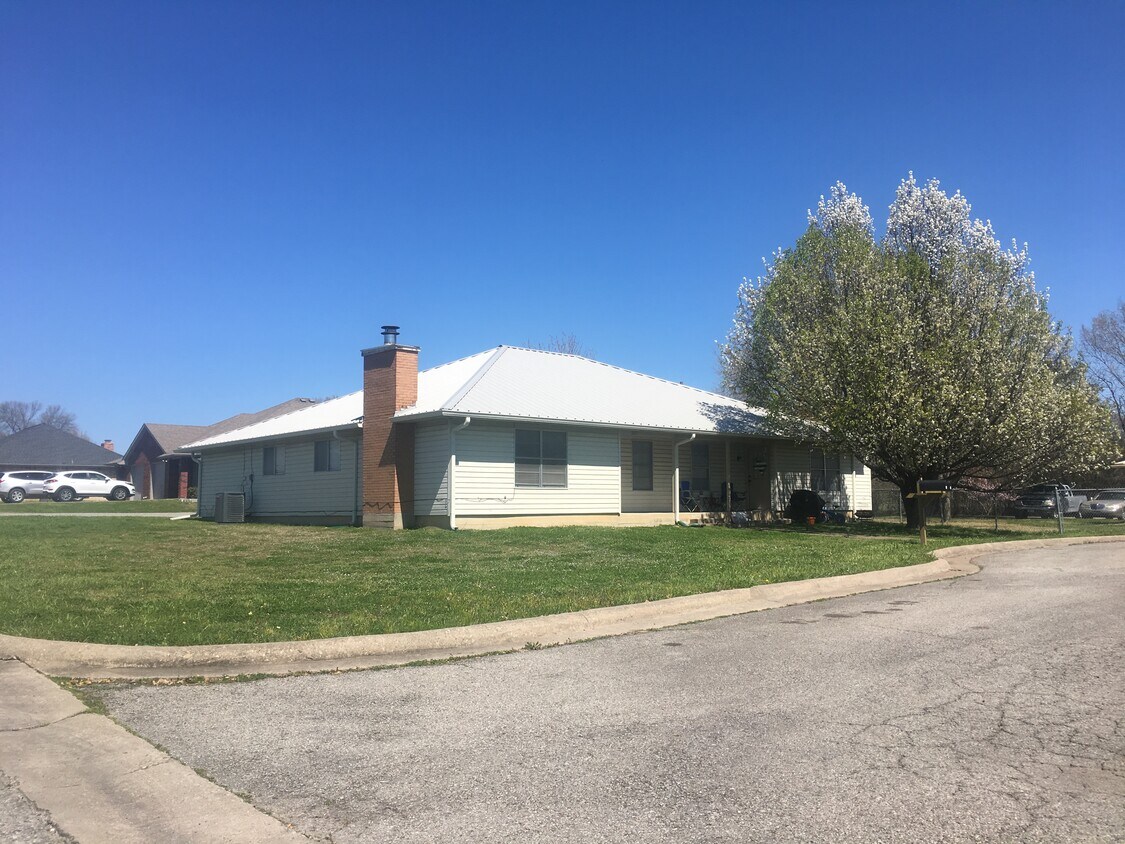 Primary Photo - 3215 Ellen Dr