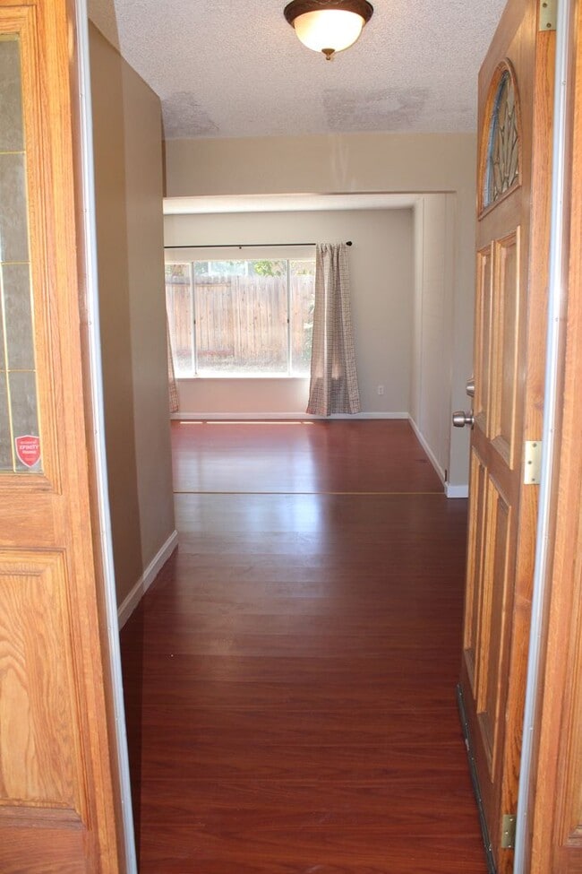 Foto del edificio - Beautiful 3 Bedroom / 2 Bathroom Pittsburg...