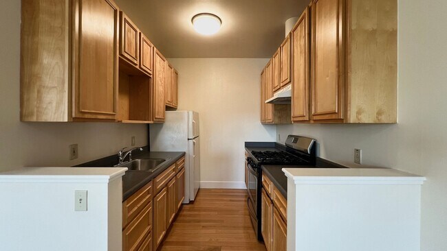 Foto del edificio - Beautiful Spacious 2 bd/1ba filled with light in Popular Neighborhood – Oakland, Emeryville, and ...
