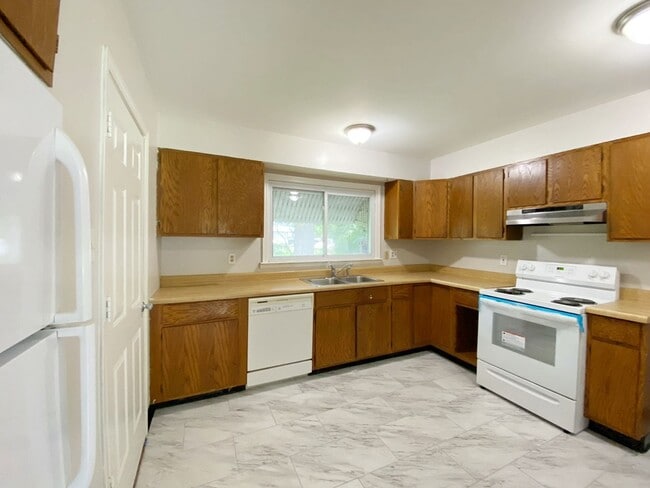 Building Photo - SEE IT NOW: Cozy 2-Bed Home with New Upgra...