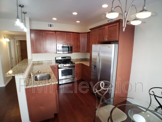 Foto del edificio - 8425 Pebble Creek Way