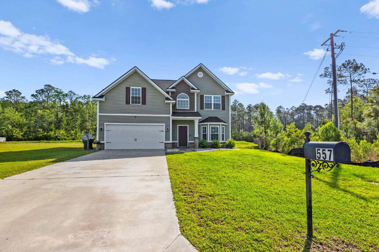 Primary Photo - Large home only 10 minutes from Fort Stewart