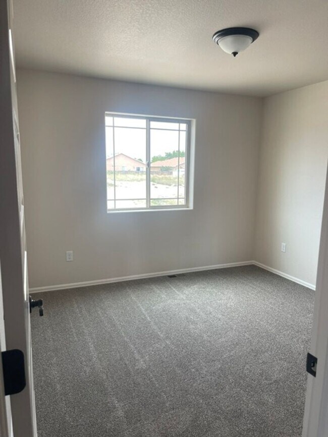 Foto del edificio - ALL PROSPECTIVE TENANTS MUST SUBMIT A $58 NON-REFUNDABLE APPLICATION FEE PER APPLICANT ONLINE AND...