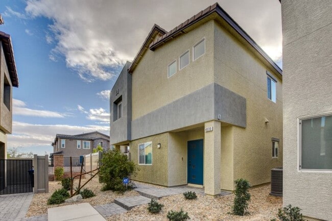 Building Photo - Don't miss this Top Notch 4 Bedroom, Beaut...