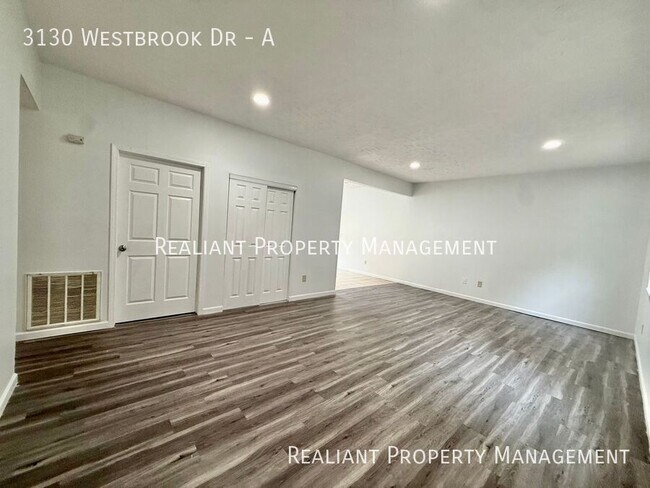 Foto del edificio - 3130 Westbrook Dr