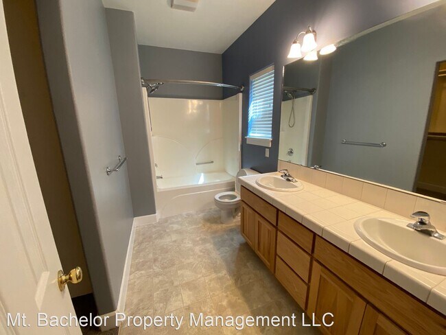 Building Photo - 4 br, 3.5 bath House - 20646 SE Hummingbir...