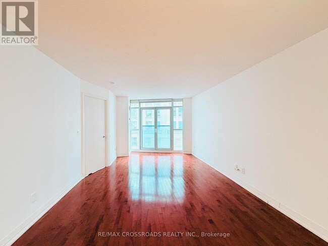 Building Photo - 21 Carlton St.