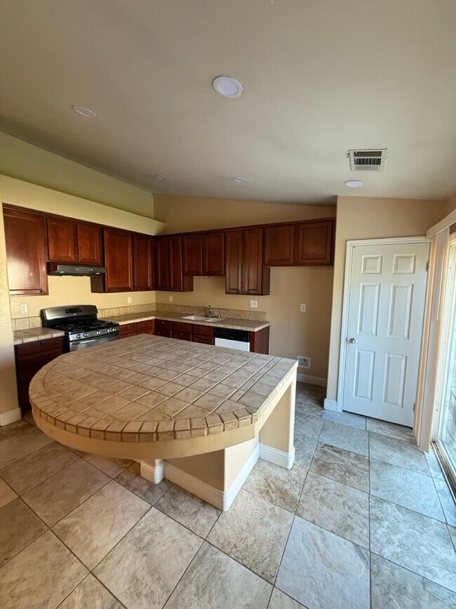 Foto del edificio - Charming 3-Bedroom Home in Southwest Bakersfield