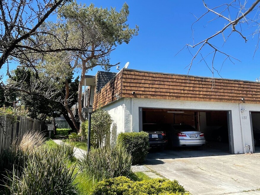 1137 Oakmont Dr