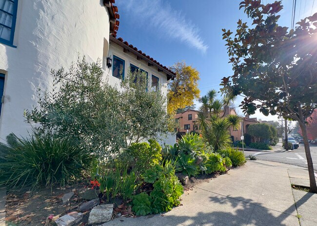 Foto del edificio - 1645 Scenic Ave