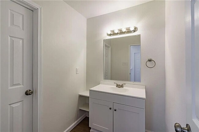 Foto del edificio - Modern Comfort Meets Relaxed Living in This Bright, Stylish Home with a Private Backyard Oasis