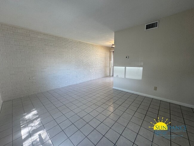 Building Photo - End Unit 2 Bedroom Townhome in great locat...