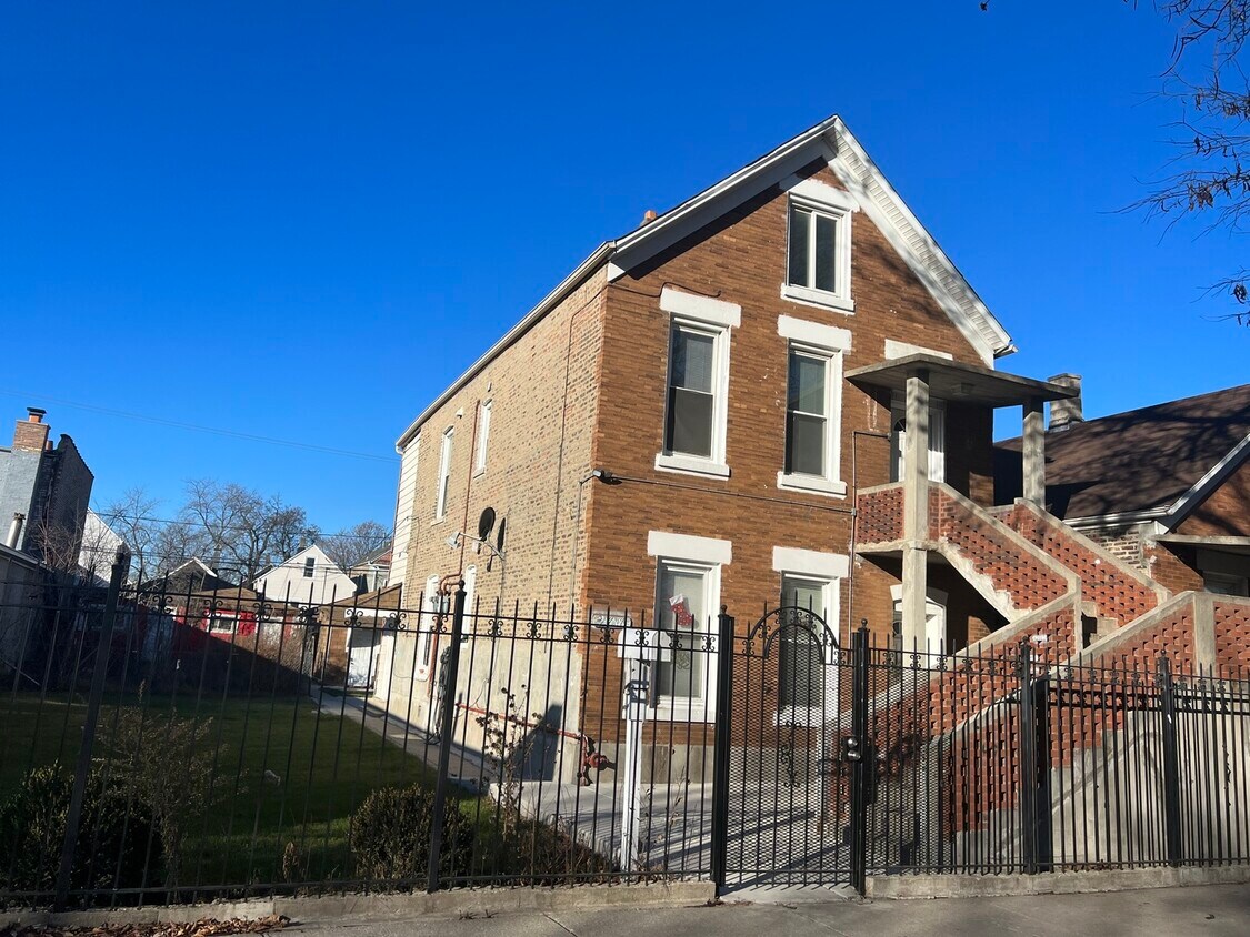 Primary Photo - 2848 S Sawyer Ave