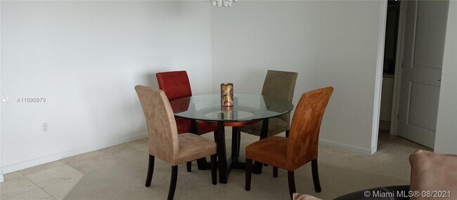 Foto del edificio - 7910 Harbor Island Dr