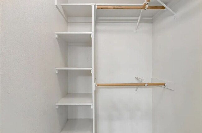 Foto del edificio - 1-bedroom, 1-bathroom top-floor corner unit condo offers comfort & convenience.