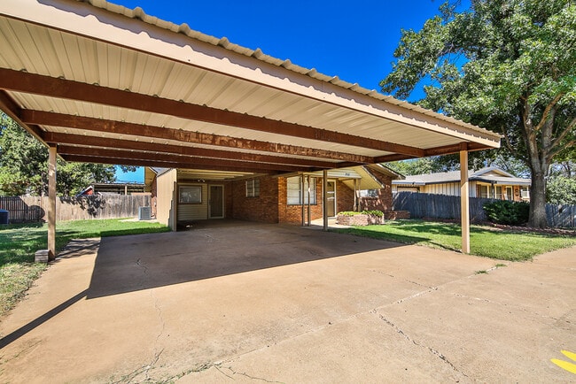 Building Photo - 711 6th Plz