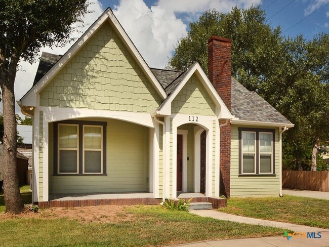 Building Photo - 112 S Cypress Ave