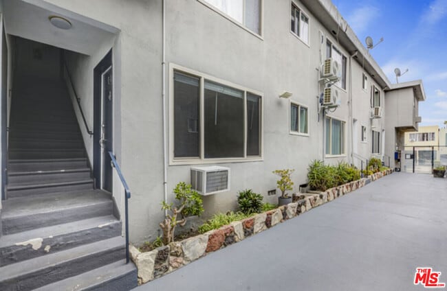 Building Photo - 925 N Curson Ave