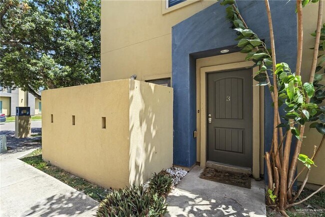 Building Photo - 1304 E Camellia Ave