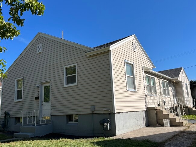 Building Photo - 332 E Utopia Ave