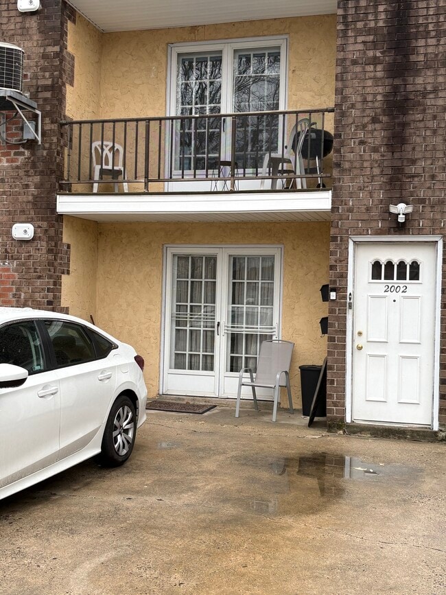 Building Photo - 2002 Arthur St