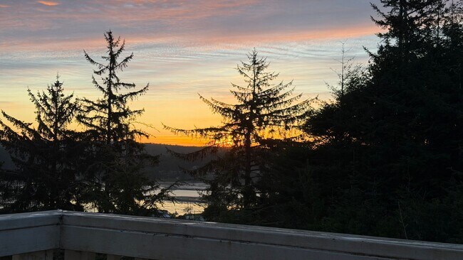 Foto del edificio - Stunning Bay View Retreat – Fully Furnished 2 Bed / 2 Bath Near Charleston