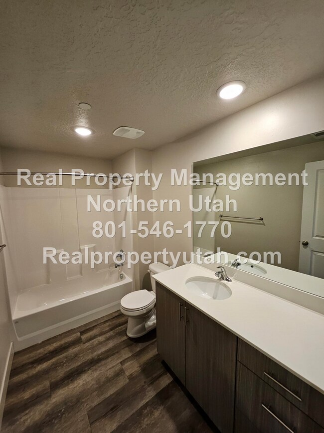 Foto del edificio - 2 Bedroom 2 Bath Top Level Apartment Avail...