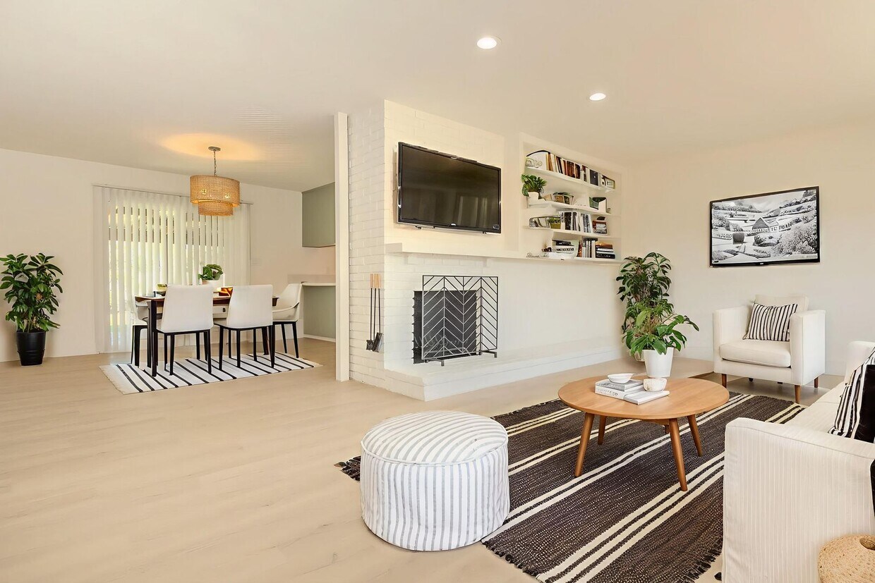 Foto principal - Completely Refreshed Spacious 3 Bed/2 Bath...