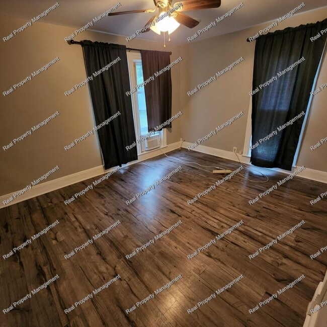Building Photo - 2nd Story 2 Bedroom Apartment