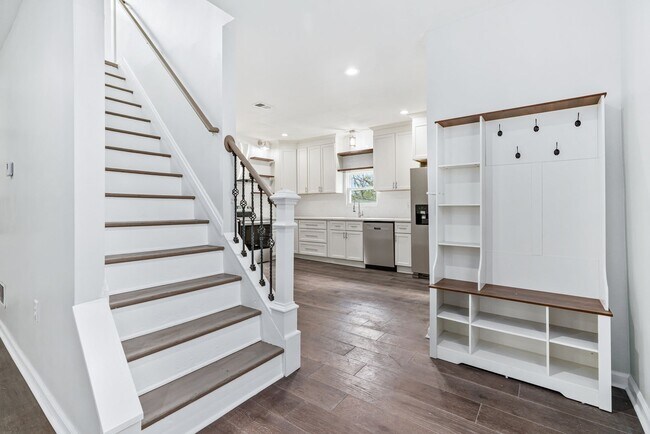 Foto del edificio - Beautiful Fully Renovated 3 Bedroom Home In Swissvale.  Available Immediately.