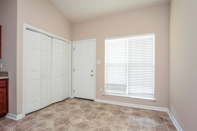 Foto del edificio - 8035 Park Pike