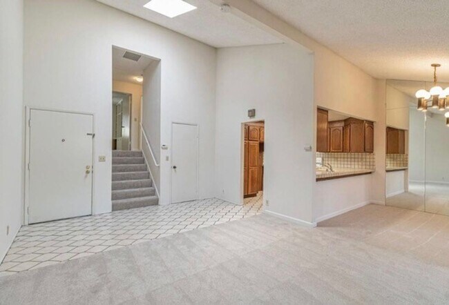 Building Photo - Spacious 2 bedroom 2 bath Townhouse in Mer...