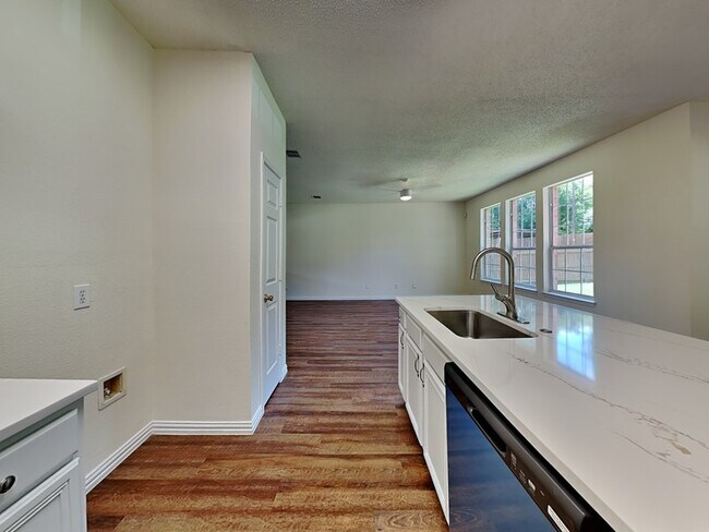 Foto del edificio - 4861 Autumn Hill