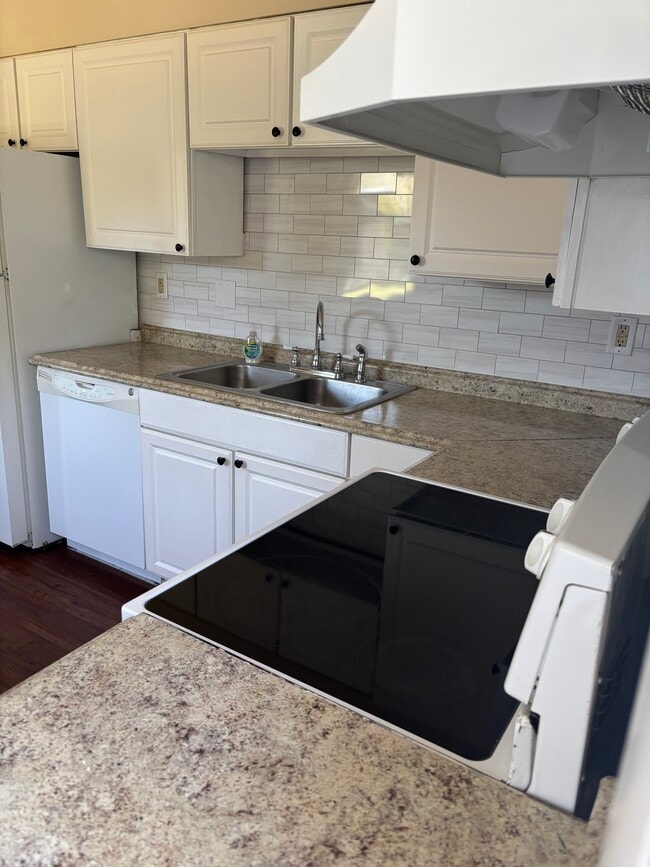 Foto del edificio - 3327 Turkeyfoot Rd