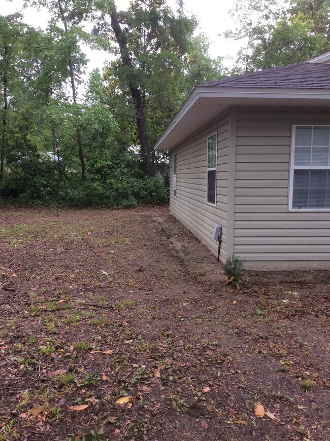 Building Photo - 2 Bedroom House in Wakulla Gardens