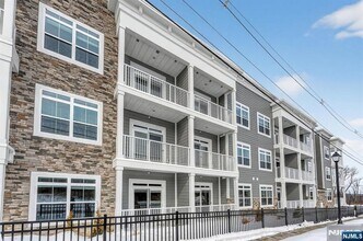 Building Photo - 7 Theta Dr