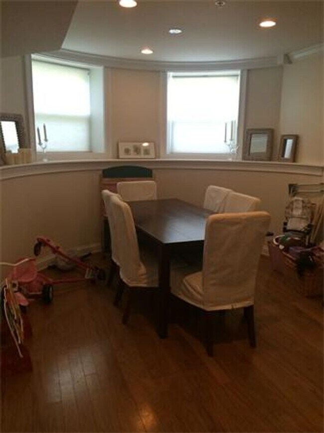 Building Photo - 2bed-2bath Brookline with Parking