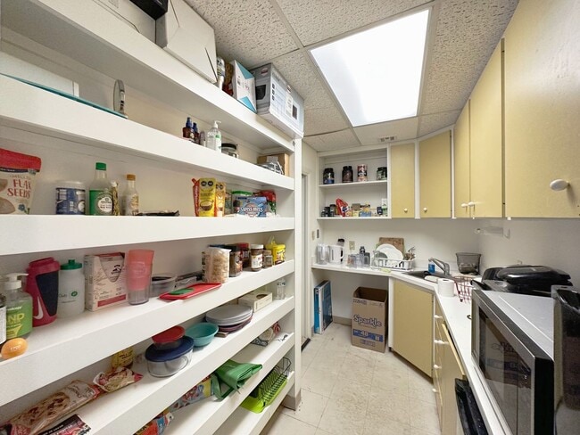 Building Photo - Huge 6 Bedroom, 3.5 Bathroom House in the ...