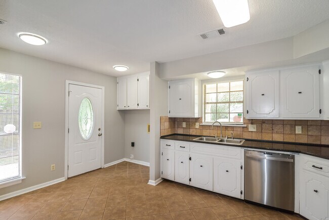 Foto del edificio - Beautiful Brick 3 Bedroom