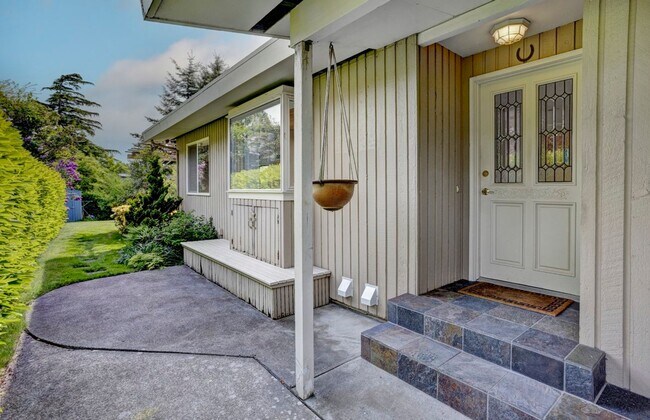 Building Photo - 3Bd/2.75Ba Shoreline House