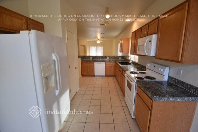 Building Photo - 2213 W Carolina Dr