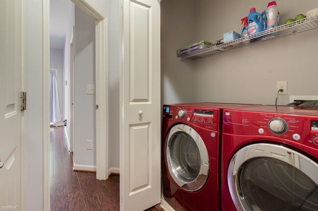 Building Photo - 3 br, 3.5 bath Townhome - 7910 Dukes Dynas...