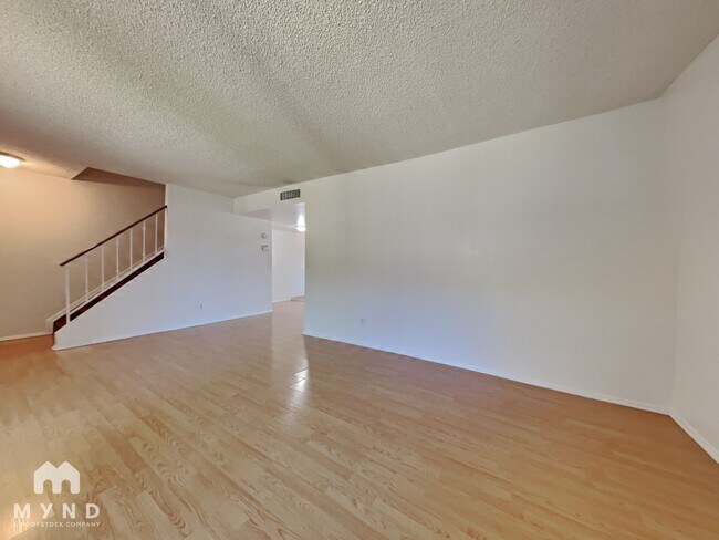 Foto del edificio - 4305 W Solano Dr N