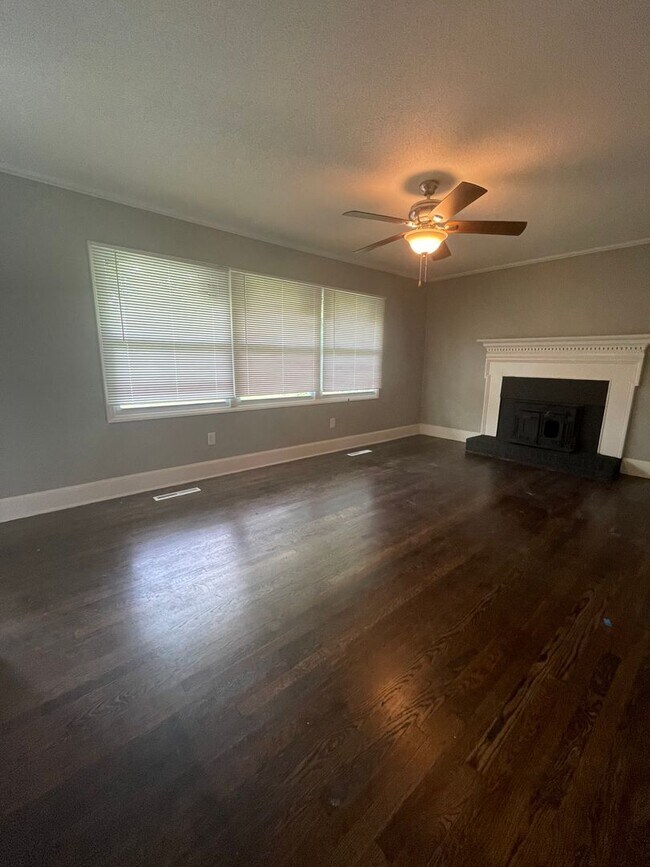 Building Photo - Coming Soon! 3 bedroom 1 bathroom house !