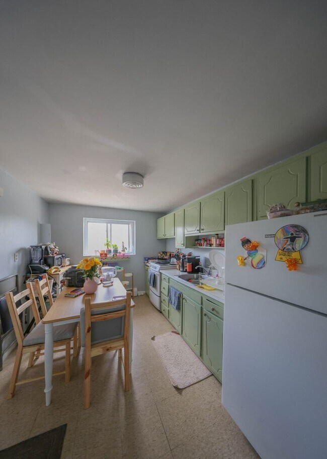 Foto del edificio - Two Bedroom with Heat & Parking Included P...