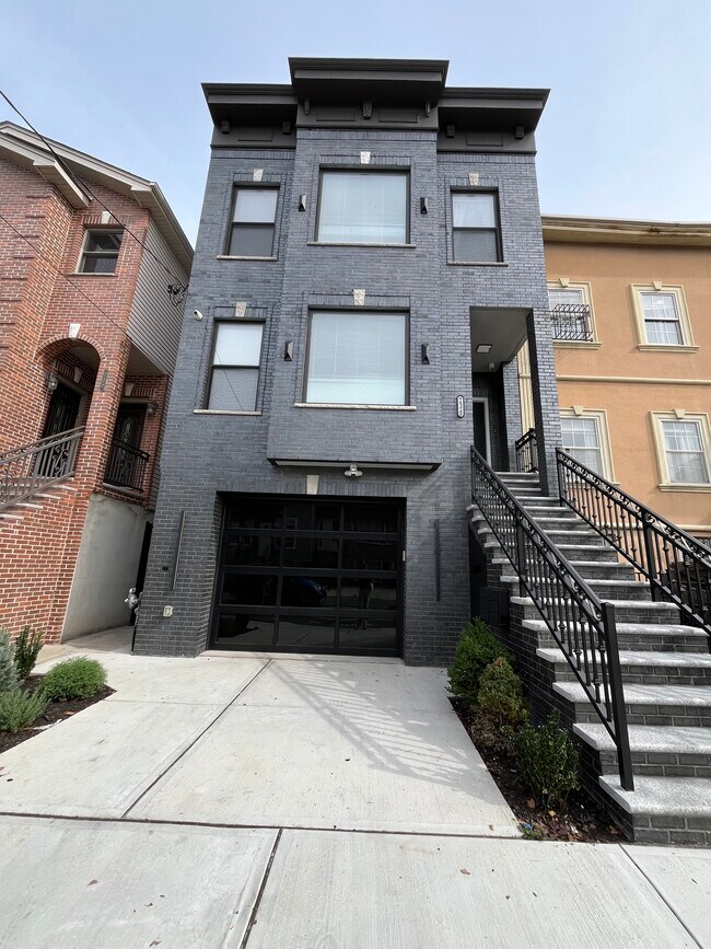 Building Photo - 230 Griffith St