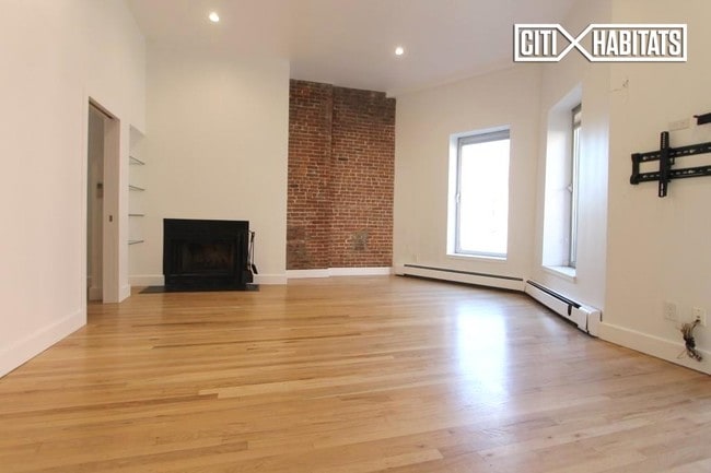 Building Photo - 100 W 81st St