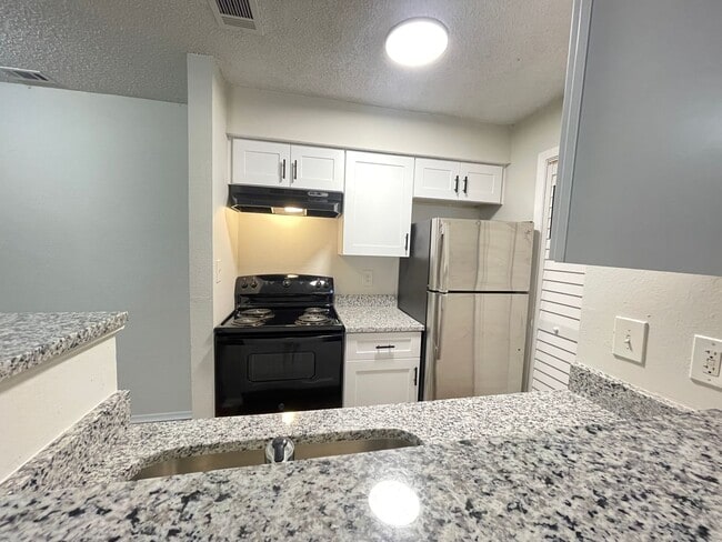 Building Photo - 1 Bed / 1 Bath Condo in Gated Comm. In Altamonte Springs, Available Now!!